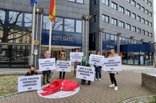 Ein Bild, das Text, Gebäude, Schild, draußen enthält.
Automatisch generierte Beschreibung