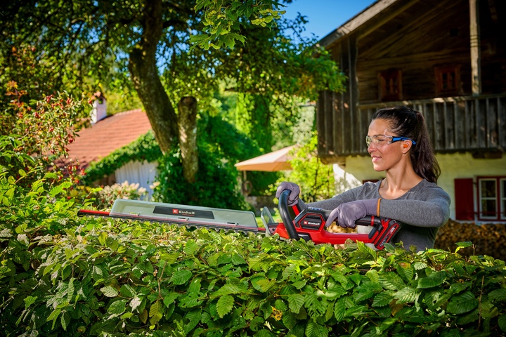 3410935_Cordless_Hedge_Trimmers_GP-CH_1816_Li_BL-Solo_Lifestage4.jpg