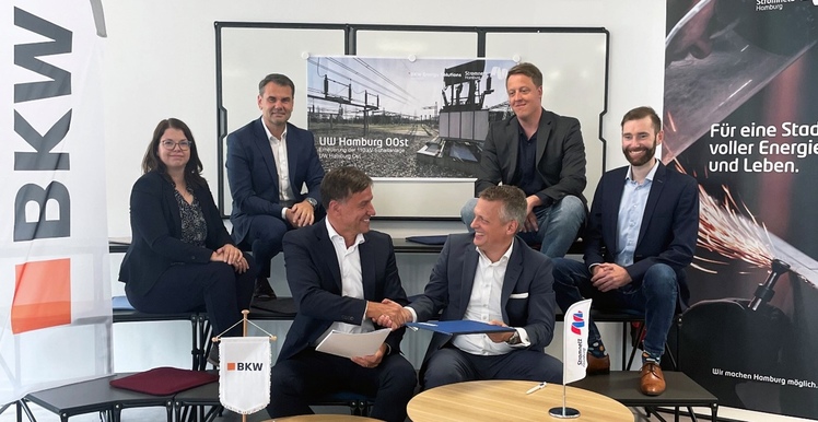 Foto der Vertragsunterzeichnung zwischen der BKW Energy Solutions GmbH und der Stromnetz Hamburg GmbH