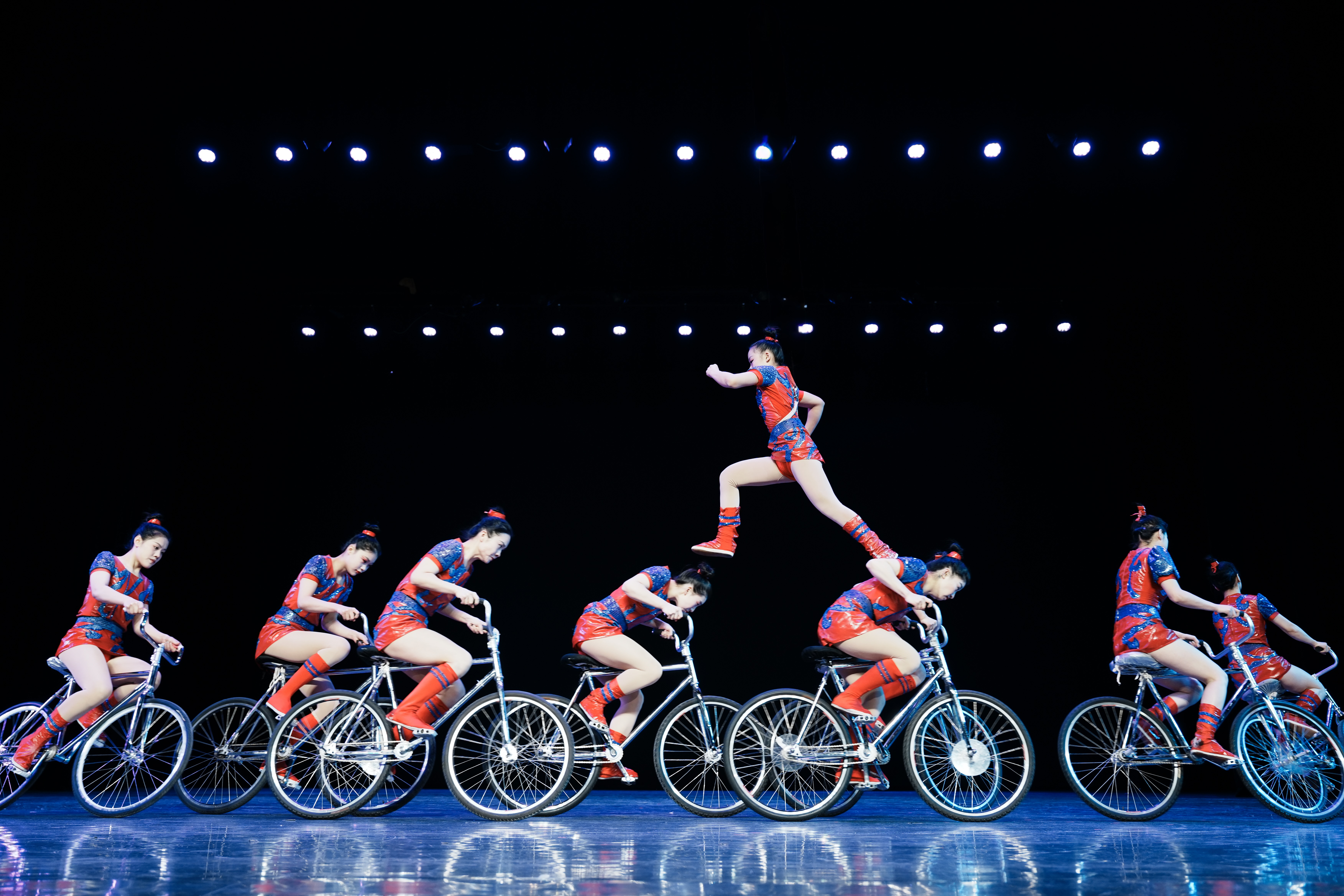 Hebei_Bicycle_Girls_Charles_Knie_GmbH